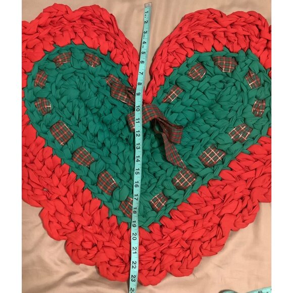 Handmade Heart-Shaped Woven Rug Red Green Accents Festive Bow Trim Christmas - Picture 8 of 8